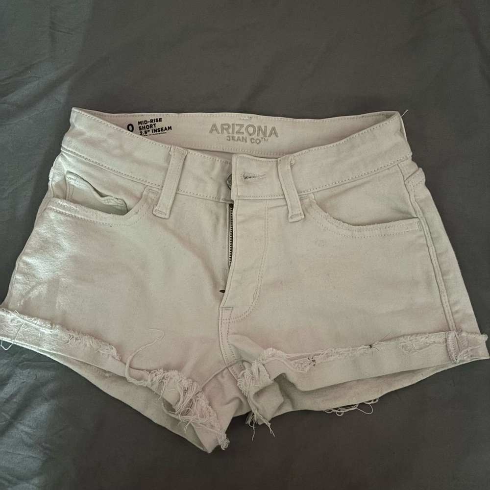 White shorts (0)